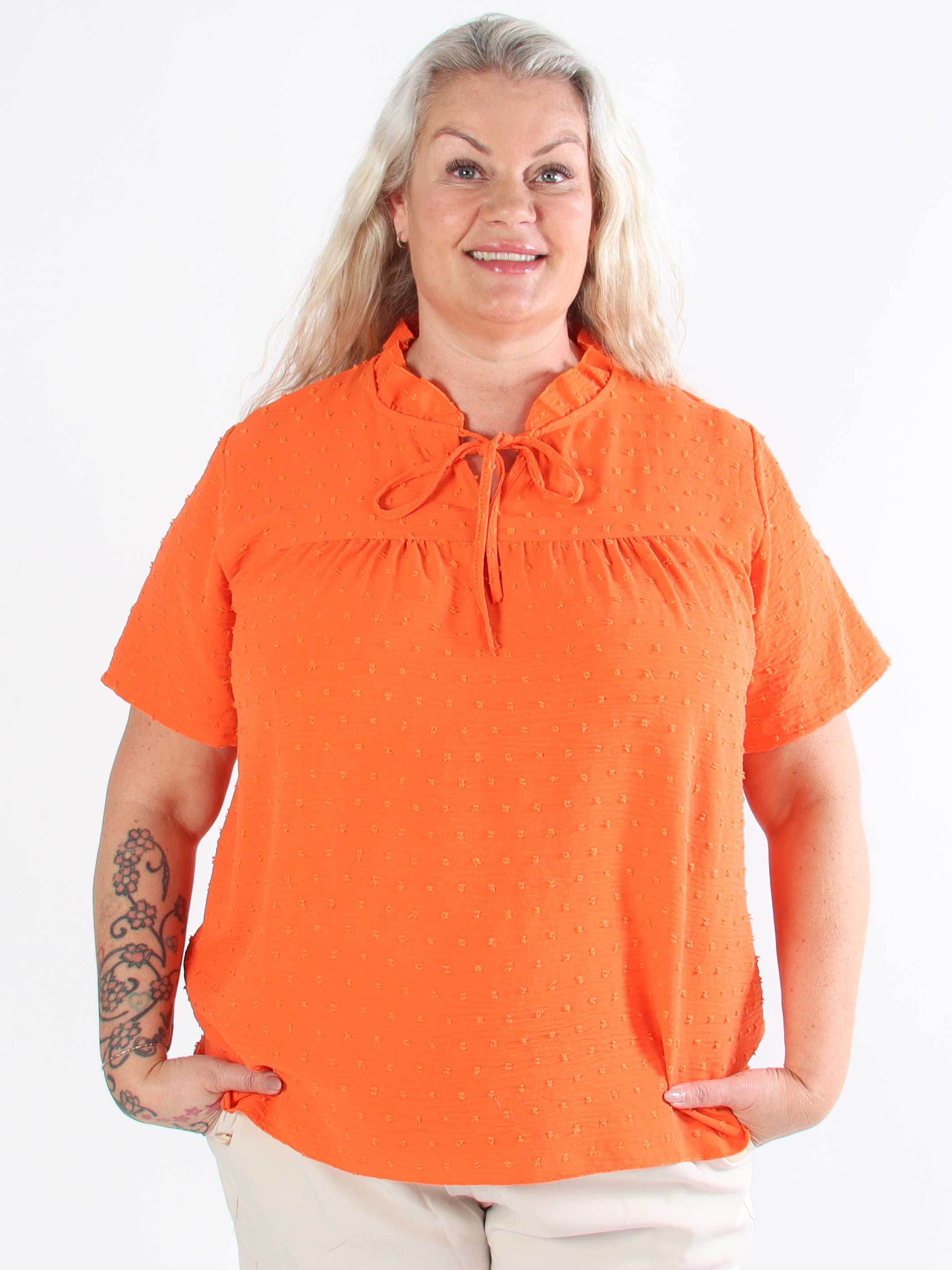 Bloom - Söt tunika i plusstorlek med volangkant och rosett